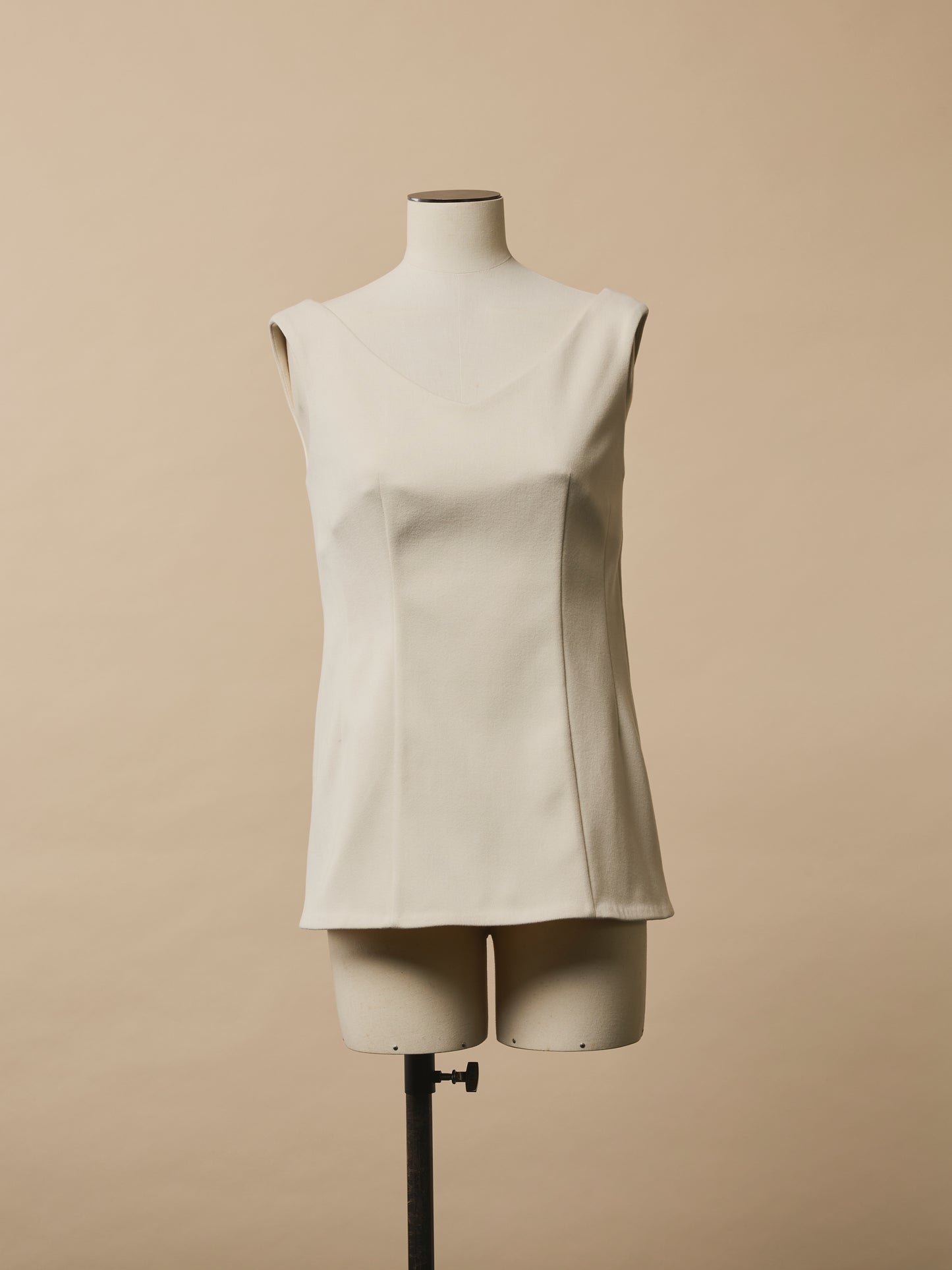 Sleeveless fitted  zipper at the back