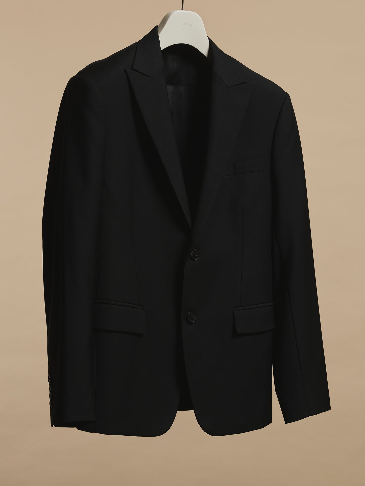 Single breasted Peak lapel suit