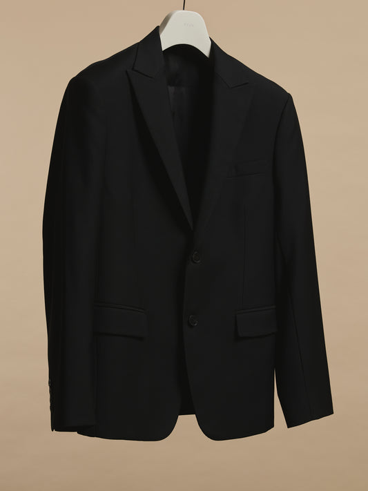 Single breasted Peak lapel suit